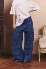 Jean cargo de tiro medio y corte oversize, color azul denim. Presenta bolsillos cargo laterales y frontales, cierre con botón metálico y pasacintos.