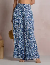 Pantalón palazzo de tiro alto con cintura elastizada, corte de pierna súper ancha y estampado abstracto en tonos azul y blanco.