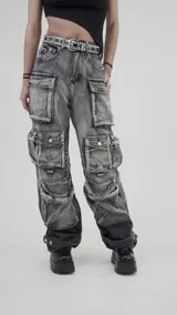 Pantalón jean gris oscuro con efecto desgastado, tiro alto, corte amplio y múltiples bolsillos tipo cargo.