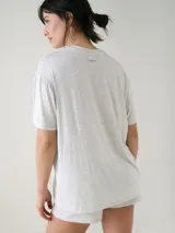 Remera de manga corta color negro, de corte oversize y escote redondo, confeccionada en viscosa suave y liviana.