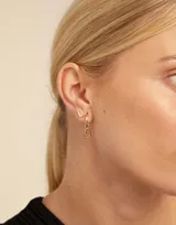 Charm de piercing con forma de corazón calado, con argolla superior para enganche.