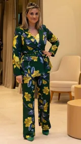 Pantalón de vestir verde con estampado floral en tonos amarillos y azules, de corte recto y tiro alto.