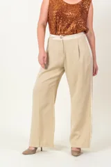 Pantalón de vestir color beige, de corte palazzo, con cintura alta y galón de satén al costado.