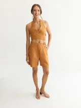 Short color ocre de tiro alto con pinzas delanteras y bolsillos laterales.