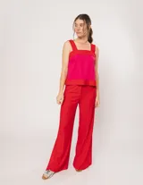 Top fucsia de lino con breteles anchos y diseño de franjas combinadas en rojo.