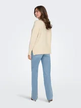 Sweater de punto gris oscuro con cuello alto, manga larga y diseño holgado. Presenta puños y cuello acanalados, con una textura suave y cómoda.