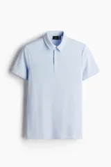 Remera polo de manga corta en piqué liviano de mezcla de algodón, con cuello clásico y tapeta de botones. Presenta un corte ajustado y está confeccionada con tecnología COOLMAX para mayor transpirabilidad.