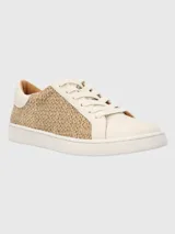 Zapatillas urbanas Hush Puppies modelo Merano, con diseño que combina cuero sintético en color blanco y paneles laterales de tejido tipo rafia en tono natural. Presentan suela de goma blanca y cierre mediante cordones.