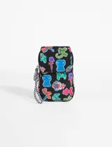 Porta celular negro con estampado de sirenas, langostas y peces en tonos rosa, rojo, verde y azul. Tiene correa larga regulable de tela negra y cierre con solapa y botón imantado.