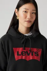 Buzo hoodie negro marca Levi's con logo Batwing rojo estampado en el pecho.
