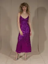Vestido midi de fiesta fucsia con lentejuelas y breteles finos.