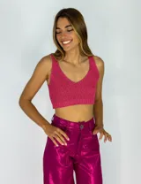 Top tejido plateado con breteles anchos y escote en V.