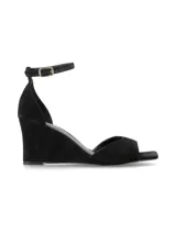 Sandalia de taco chino color negro, confeccionada en cuero nobuck con diseño minimalista, punta cuadrada y pulsera al tobillo con hebilla metálica.