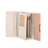 Billetera de cuero sintético color amarillo pastel, con cierre de broche imantado y logo metálico plateado. Interior con tarjetero, compartimentos para billetes y bolsillo con cierre.