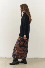 Falda midi con estampado geométrico difuso en tonos azul y marrón.