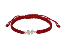Pulsera roja de hilo trenzado con cierre corredizo ajustable y dije de plata con siluetas de niño y niña tomados de la mano.