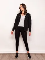 Calza larga negra de tiro medio, sin costuras laterales.