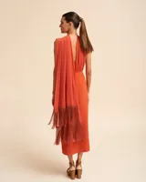 Vestido midi verde esmeralda de fiesta, con escote asimétrico y chal drapeado al cuello.