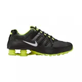 Championes Nike Shox NZ, de color negro con detalles en verde lima y el swoosh en blanco. Cuentan con sistema de amortiguación Shox en el talón y pasadores en la zona del empeine.