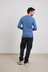 Sweater de punto liso, color azul, con escote redondo y manga larga.