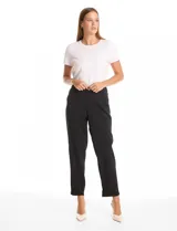 Pantalon de corte relajado color beige, con cintura plana en el frente y elástica en la parte posterior. Presenta pierna de corte recto, bolsillos laterales diagonales y bolsillos traseros simulados.
