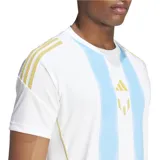 Remera de fútbol Adidas de la colección Messi Pitch 2 Street, con diseño entallado, tejido transpirable AEROREADY, rayas verticales celestes y logo de Messi en dorado.