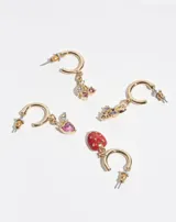 Aros tipo argolla pequeña en tono dorado con dije colgante en forma de racimo de uvas, decorado con pequeñas piedras brillantes en tonos violeta y morado.