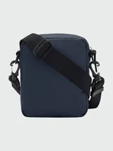 Bandolera Boss modelo Stormy, color azul marino, con logo de la marca en relieve en la parte frontal. Cuenta con compartimento principal con cierre, bolsillo frontal con cierre, correa ajustable y desmontable, y detalles de marca en los tiradores y herrajes.