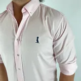 Camisa de vestir rosa claro, corte clásico, con cuello italiano y mangas largas.
