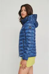 Campera puffer color beige claro, con capucha y cierre frontal.