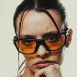 Lentes de sol unisex modelo Aruba, con marco negro de plástico reciclado y lentes polarizados amarillos con filtro UV 400.