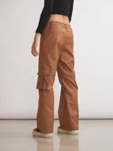 Pantalón cargo de cuero color marrón, con cintura elástica, bolsillos laterales tipo parche con solapa y pespuntes a contratono.