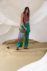 Pantalón cargo colorado de tela brillante con elástico en la cintura y bolsillos con solapa.