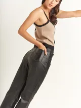 Top tejido con breteles anchos y escote cuadrado. Diseño con bloques de color en lila, beige y blanco.