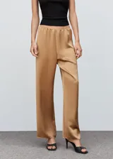Pantalón wideleg de tejido satinado color tostado, con tiro alto y cintura elástica.