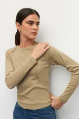 Remera gris de manga larga, corte ajustado y cuello redondo.