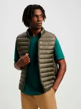 Chaleco puffer color verde oliva con cierre frontal y bolsillos laterales.