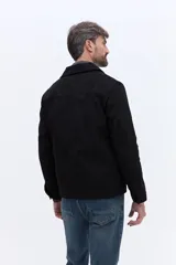 Campera de efecto gamuza con cierre frontal, cuello camisero y bolsillos frontales con solapa. Presenta un diseño estructurado y elegante.