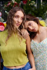 Musculosa verde lima con cuello alto y textura acanalada.