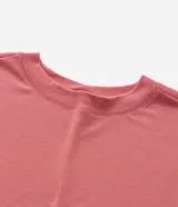 Blusa tipo muscle tee de corte holgado, confeccionada en tejido rib acanalado, con escote redondo y diseño sin mangas.