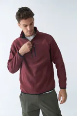 Buzo polar de algodón azul marino con cuello elevado, logo estampado, bolsillo frontal con cierre y medio cierre frontal.