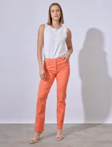 Pantalón de gabardina elastizada color naranja, marca Zac & Rachel. Pretina con pasadores, botón y cierre. Delantera con tres bolsillos. Trasera con bolsillos ojal.