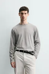 Camiseta de manga larga con corte relajado, confeccionada en tejido de algodón de peso medio, con cuello redondo acabado en rib.