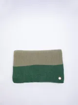 Bufanda tejida a dos agujas, con diseño a bloques horizontales en color verde oscuro en la parte inferior y verde oliva en la parte superior.