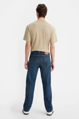 Pantalón de jean azul oscuro, de corte recto, con tiro medio y cierre de botones.