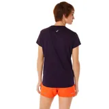 Remera Asics de mujer color violeta, de manga corta, con logo Fujitrail estampado en el pecho.