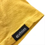 Remera de manga corta color azul con logo de la marca Etnies estampado en el pecho.