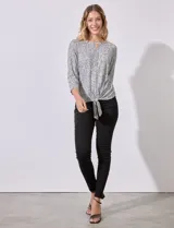 Blusa tejida marca Ruby Rd, con cuello a la base y abertura en V. Manga ¾ y nudo en la parte inferior.