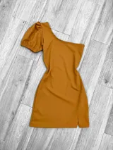 Minivestido blanco con un hombro descubierto y manga corta abullonada.