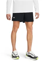 Shorts de running Under Armour UA Launch de 5 pulgadas, color negro, con cintura elástica con cordón interno, forro interior de malla y bolsillos laterales. Presenta el logotipo de la marca estampado en el lateral.